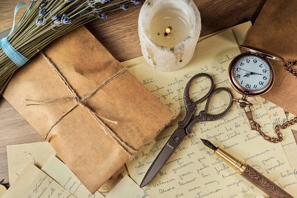 Utensilios Escritura Vintage Una Mesa Madera Reloj Viejo Papeles Cartas — Foto de Stock