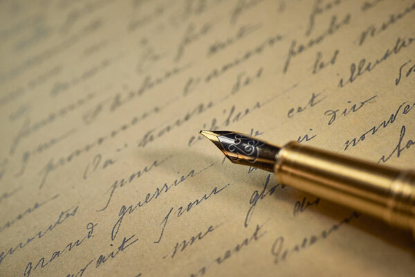 Винтажные письменные принадлежности на деревянном столе, старые часы, бумаги, письма, конверты и ножницы