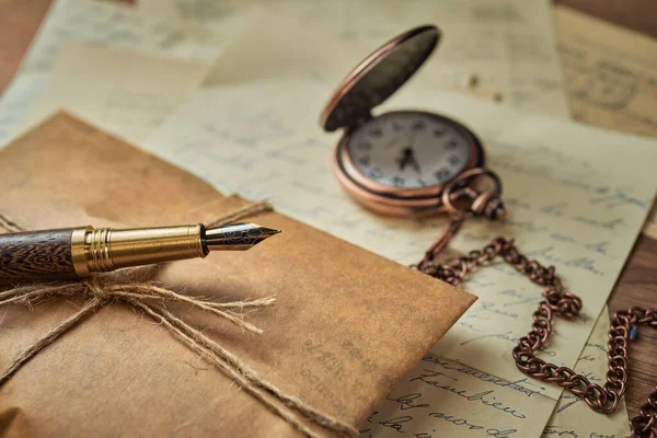 Utensilios Escritura Vintage Una Mesa Madera Reloj Viejo Papeles Cartas — Foto de Stock