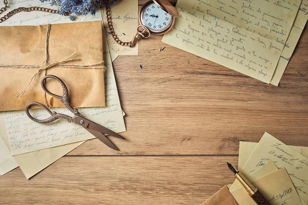 木製のテーブル 古い時計 はさみのヴィンテージの筆記用具 — ストック写真