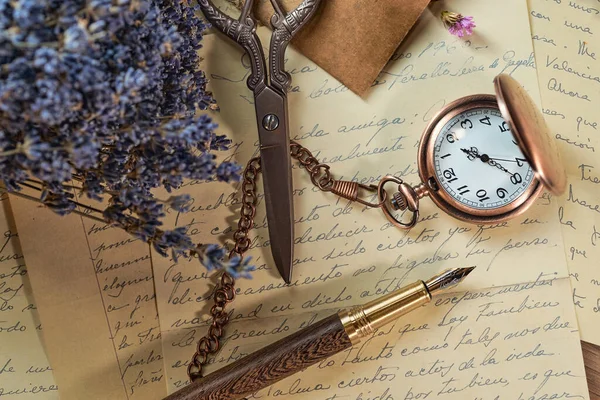 Utensilios Escritura Vintage Una Mesa Madera Reloj Viejo Papeles Cartas Imagen De Stock