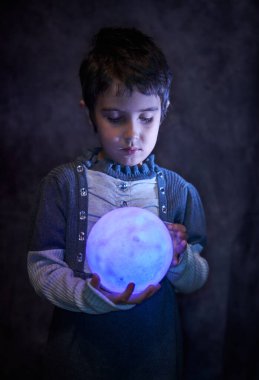 Sevimli küçük kız küçük parlak ayı tutuyor.
