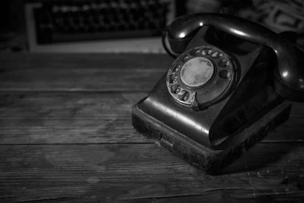 Oude Vintage Telefoon Een Bureau Filmische Noir Scene — Stockfoto
