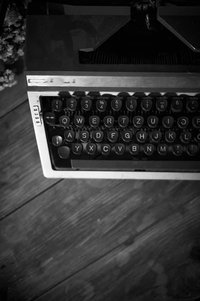 Alte Alte Schreibmaschine Auf Dem Schreibtisch Cineastische Noir Szene — Stockfoto