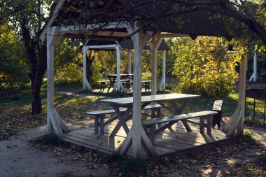 Akşam bahçesindeki ahşap masalar