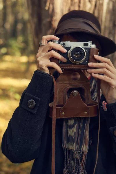 Senhora Elegante Anos Usando Câmera Fotos Vintage Parque — Fotografia de Stock