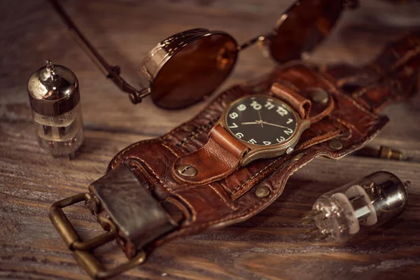 Steampunk Stilleven Oude Vintage Objecten Een Houten Achtergrond Lederen Polshorloge — Stockfoto