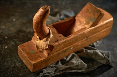 Eski bir kriko uçağı, ahşap bir arka planda eklem.