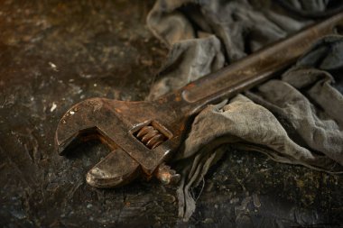 Ahşap bir arka planda eski paslı ayarlanabilir İngiliz anahtarı