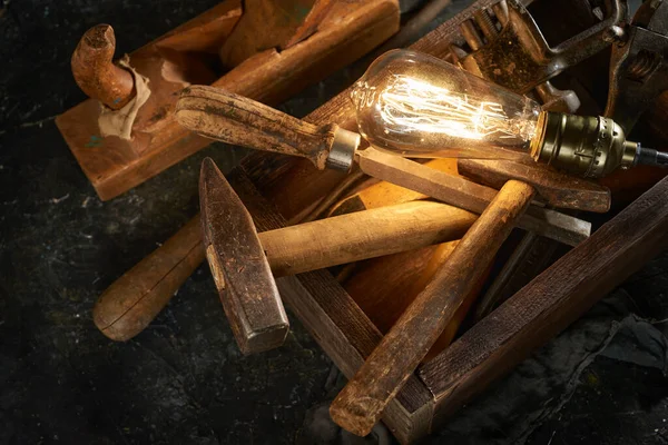 Ξύλινη Εργαλειοθήκη Από Μεταχειρισμένα Εργαλεία Χειρός Παλιά Και Βρώμικα Σκουριασμένα — Φωτογραφία Αρχείου
