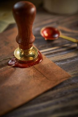 Eski kağıtlara balmumu, antika pullar, eski belgeler, pirinç kaşık. 