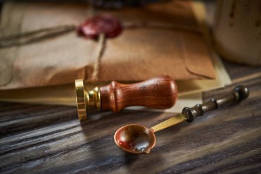 Eski kağıtlara balmumu, antika pullar, eski belgeler, pirinç kaşık. 