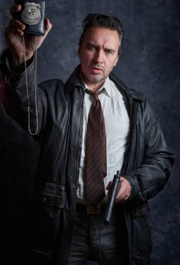 Karanlık bir geçmişi olan gizli polis, iş yerinde bir polis, sert dedektif, sahte rozet.