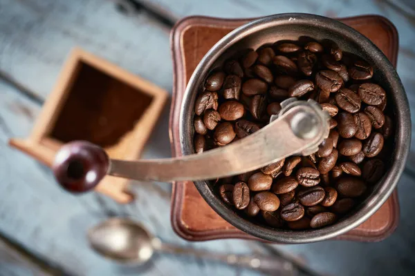Koffiebonen Met Houten Keukenaccessoires Een Rustieke Achtergrond — Stockfoto