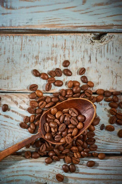Koffiebonen Met Houten Keukenaccessoires Een Rustieke Achtergrond — Stockfoto
