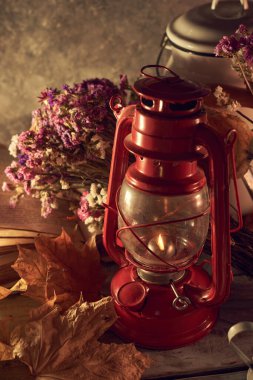 Köy arka planında eski bir gaz lambası olan klasik bir hayat.