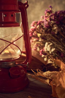 Köy arka planında eski bir gaz lambası olan klasik bir hayat.