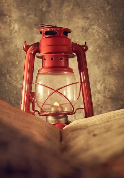 素朴な背景に古い灯油ランプとヴィンテージまだ生活 — ストック写真