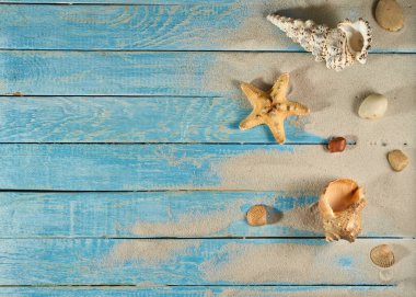 Tahta bir arka planda yaz durgun, deniz kabukları, gözlük, denizyıldızı