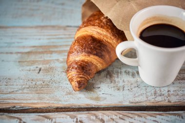 Sabah kruvasanı ve bir fincan kahve.