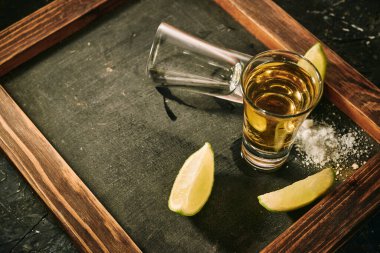 Limon ve tuz dilimli tekila.