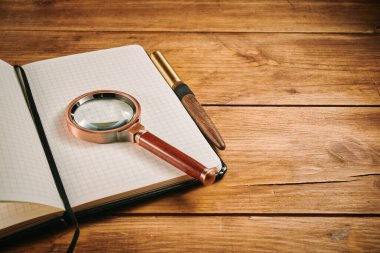 Günlük iş notları ve büyüteç defteri