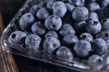 Ahşap bir masada yabanmersinli kutuya yakın çekim