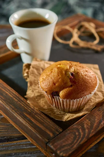 Café Mañana Con Panecillo Dulce Una Tabla Negra Cocina —  Fotos de Stock