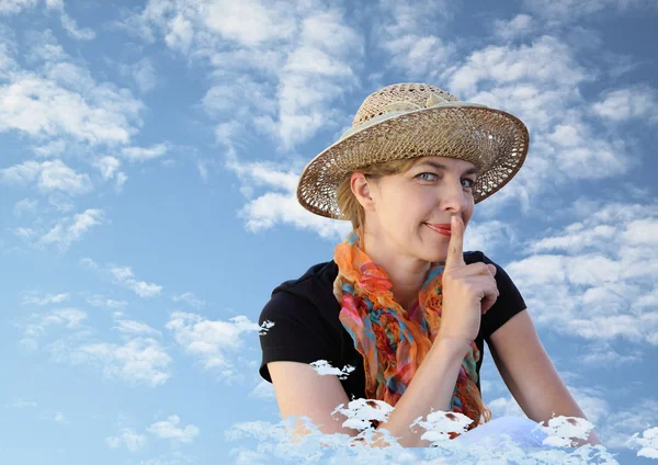 A woman in a hat shows quietly and smiles — Stock Photo, Image