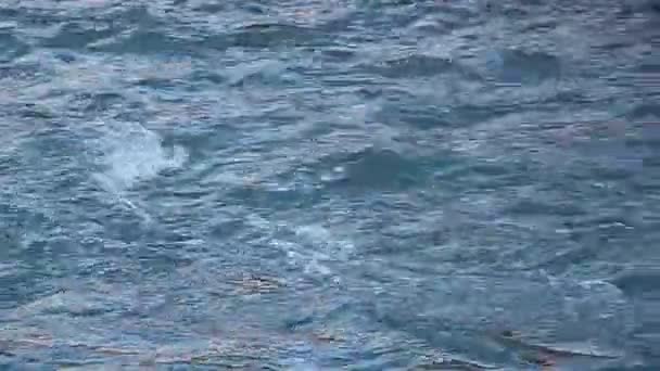 Le fleuve bleu pur coule illuminé par un soleil 