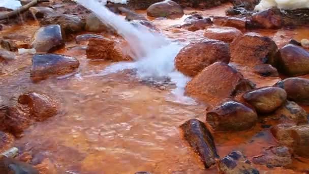 鉄のミネラル水、岩を流れる — ストック動画
