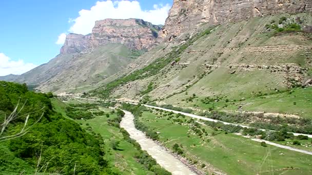 Gorge, hegyi út mentén a szerpentin lovaglás gép — Stock videók