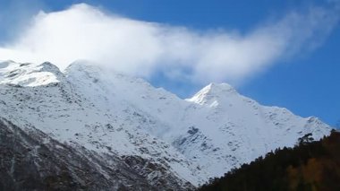 güneşli bir günde kar dağ zirveleri