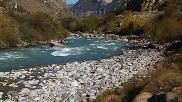 Rápido, limpio, río de montaña que fluye entre las piedras — Vídeo de stock