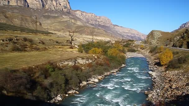 Szybkie, czyste górskie rzeki płynącej wśród kamieni — Wideo stockowe