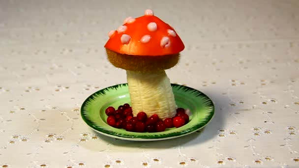 Вкусные грибы из фруктов и ягод в тарелках на столе — стоковое видео