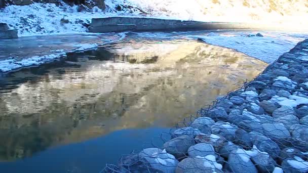 Kra plovoucí na řece, osvětlena zlaté slunce — Stock video
