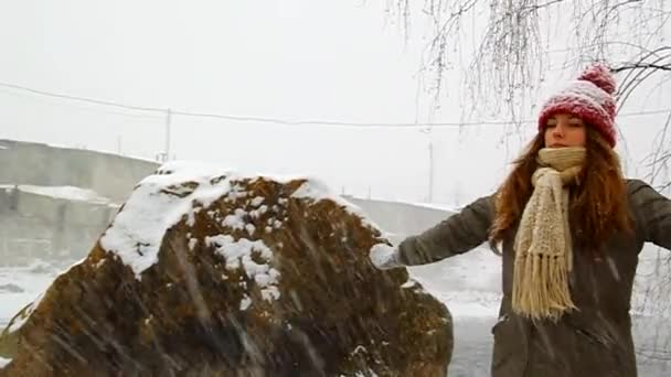 Jong meisje, wandelen in de wintersneeuw valt — Stockvideo