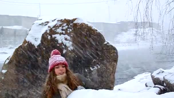 Menina jovem andando no inverno neve cai — Vídeo de Stock