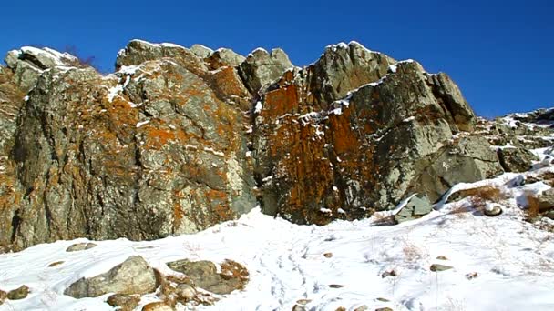 Due ragazze sono sulla neve fino alla roccia — Video Stock