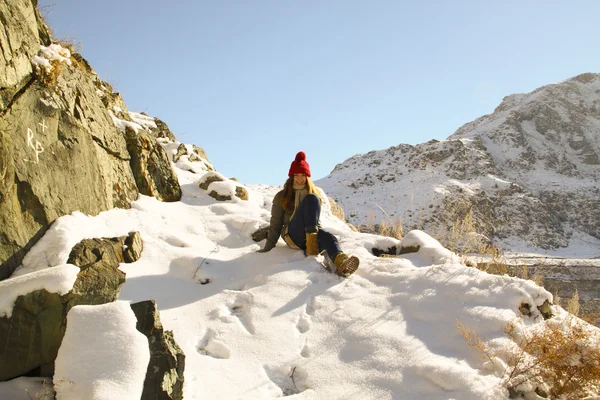 Jovem vai para baixo com uma montanha de neve — Fotografia de Stock