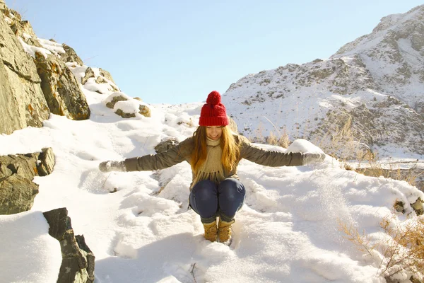 Jovencita cae con una montaña de nieve — Foto de Stock