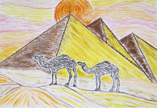 Два верблюда стоят перед пирамидами и восходящим солнцем , — стоковое фото