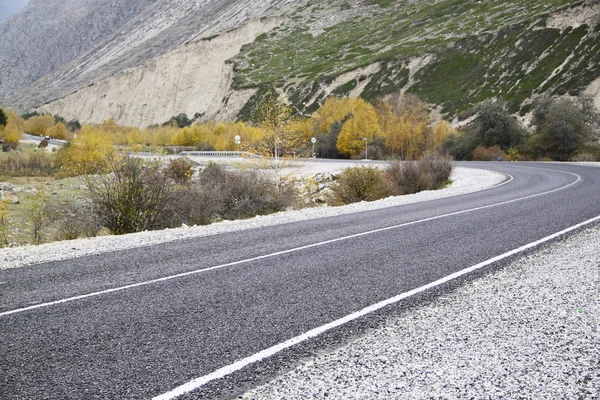山のアスファルト道路を回転させる — ストック写真