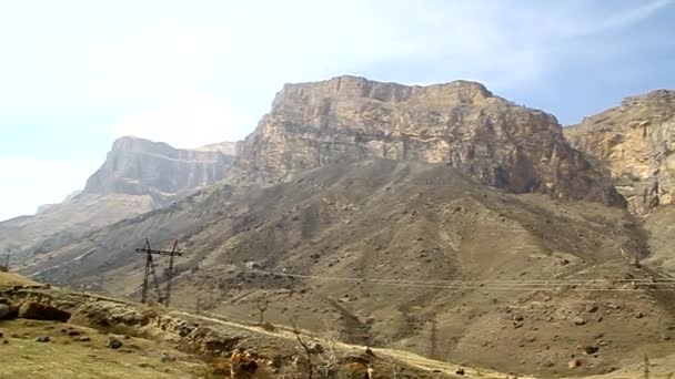 Панорама, що знімає ущелини, скелі, гори та небо — стокове відео