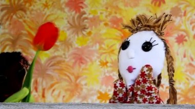 Afrikalı bir tulip beyaz kız bebek verir, o onu öper