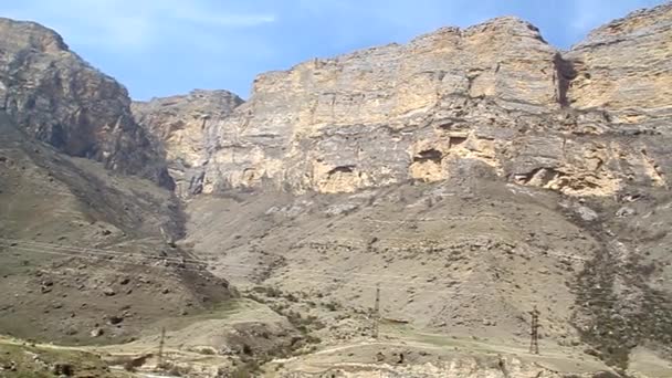 Strzelanie, wąwozy, skały, góry i niebo panorama — Wideo stockowe