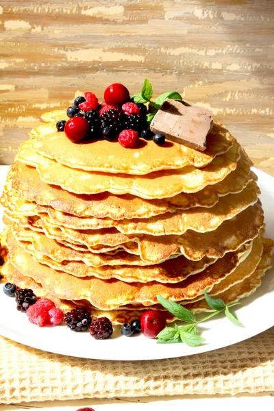 Pancakes with berries and chocolate — Stock Photo, Image