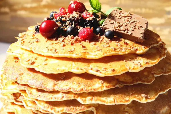 Pancakes with berries and chocolate — Stock Photo, Image