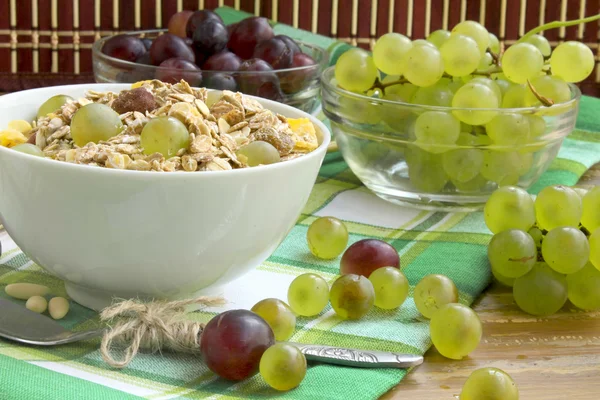 Frukost med müsli och druvor — Stockfoto